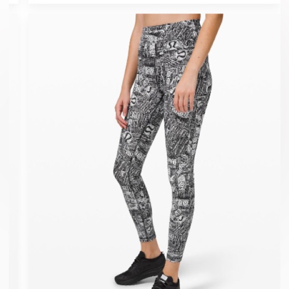 Lululemon Wunder Train High-Rise Tight 25"
Tear It Up Alpine White Black size 0